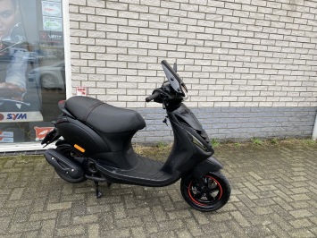  JONGE PIAGGIO ZIP SP 45 4-TAKT MAT BLACK  ZWART BROM  BJ2023 950KM 