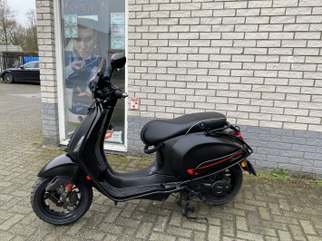 DIKKE VESPA SPRINT S 45KM 4-TAKT BROM MAT BLACK 7000KM BJ2018