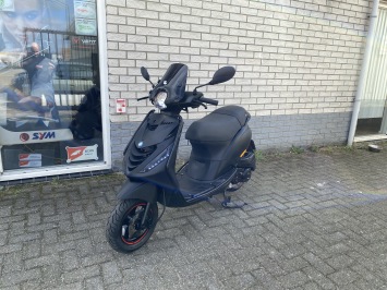 1E EIGENAAR  PIAGGIO ZIP SP 45 4-TAKT MAT BLACK  BROM  BJ2021 6000KM 