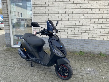 1E EIGENAAR  PIAGGIO ZIP SP 45 4-TAKT MAT BLACK  BROM  BJ2021 6000KM 