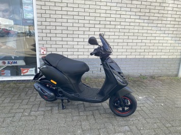 1E EIGENAAR  PIAGGIO ZIP SP 45 4-TAKT MAT BLACK  BROM  BJ2021 6000KM 