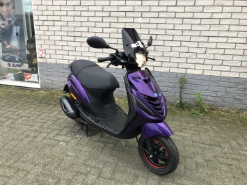 DIKKE PIAGGIO ZIP SP 45KM 4-TAKT BROM PAARS BJ2020 9000KM