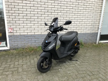  GAVE PIAGGIO ZIP SP 45 4-TAKT MAT BLACK BROM BJ2015 6000KM