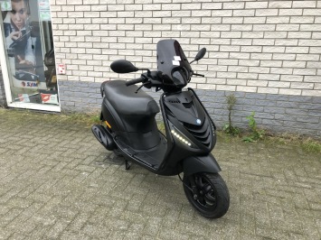 GAVE PIAGGIO ZIP SP 45 4-TAKT MAT BLACK BROM BJ2015 6000KM