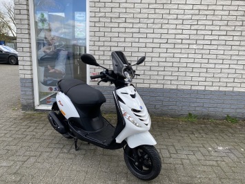 PRACHTIGE  PIAGGIO ZIP SP 45 4-TAKT black on white  BROM  BJ2019 9000KM 