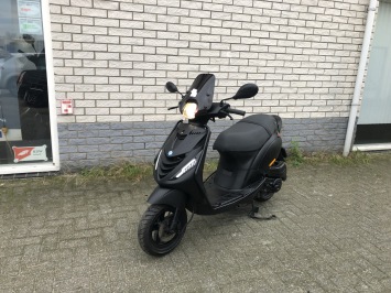 GAVE PIAGGIO ZIP SP 45KM BROM MAT ZWART BJ2016 8000KM