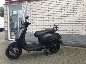 SPECIAL VESPA SPRINT NOTTE BLACK ON BLACK VOL OPTIES BJ2023 0KM