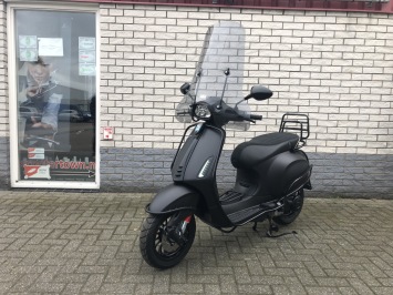 SPECIAL VESPA SPRINT NOTTE BLACK ON BLACK VOL OPTIES BJ2023 0KM