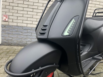SPECIAL VESPA SPRINT NOTTE BLACK ON BLACK VOL OPTIES BJ2025 0KM