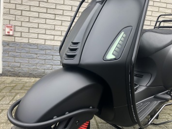 SPECIAL VESPA SPRINT NOTTE BLACK ON BLACK VOL OPTIES BJ2023 0KM