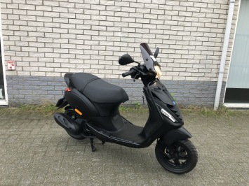 GAVE PIAGGIO ZIP SP 45KM BROM MAT ZWART BJ2016 8000KM