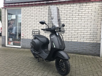 SPECIAL VESPA SPRINT NOTTE BLACK ON BLACK VOL OPTIES BJ2023 0KM