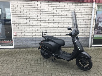 SPECIAL VESPA SPRINT NOTTE BLACK ON BLACK VOL OPTIES BJ2023 0KM