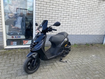 PRACHTIGEPIAGGIO ZIP SP 45 4-TAKT BLACK ON BLACK  BROM  BJ2018 4000KM 