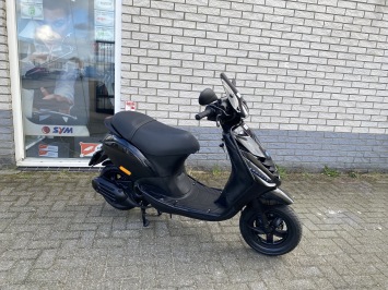 PRACHTIGEPIAGGIO ZIP SP 45 4-TAKT BLACK ON BLACK  BROM  BJ2018 4000KM 