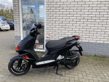 WEINIG GEBRUIKTE  PEUGEOT SPEEDFIGHT 4 BROM 45KM BLACK EDITION BJ2019 3900KM