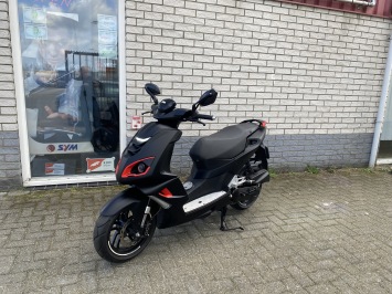 WEINIG GEBRUIKTE  PEUGEOT SPEEDFIGHT 4 BROM 45KM BLACK EDITION BJ2019 3900KM