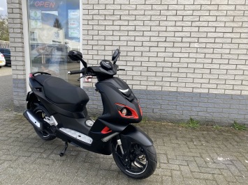 WEINIG GEBRUIKTE  PEUGEOT SPEEDFIGHT 4 BROM 45KM BLACK EDITION BJ2019 3900KM
