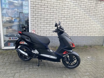 WEINIG GEBRUIKTE  PEUGEOT SPEEDFIGHT 4 BROM 45KM BLACK EDITION BJ2019 3900KM