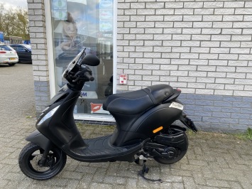 SNELLE PIAGGIO ZIP SP 45 4T 80CC BLACK ON BLACK BROM BJ2017 5000KM