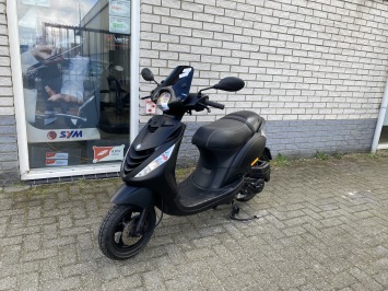 SNELLE PIAGGIO ZIP SP 45 4T 80CC BLACK ON BLACK BROM BJ2017 5000KM