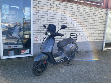 MOOIE VESPA SPRINT S 45KM 4-T BROM MAT GRIJS BJ2018 8000KM 