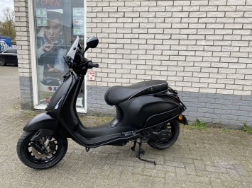 DIKKE VESPA SPRINT S 45KM 4-TAKT BROM MAT BLACK 7000KM BJ2020