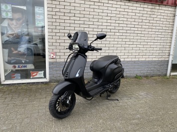 DIKKE VESPA SPRINT S 45KM 4-TAKT BROM MAT BLACK 7000KM BJ2020