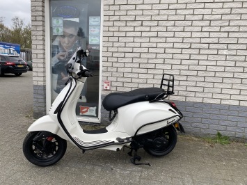 MOOIE VESPA SPRINT S 45KM BROM BLACK ON WHITE BJ2019 8000KM