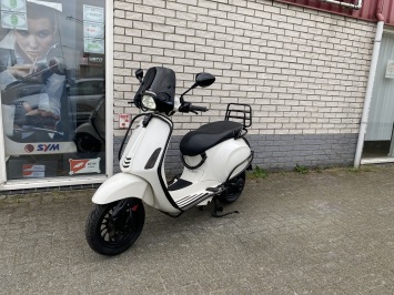 MOOIE VESPA SPRINT S 45KM BROM BLACK ON WHITE BJ2019 8000KM