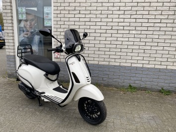 MOOIE VESPA SPRINT S 45KM BROM BLACK ON WHITE BJ2019 8000KM