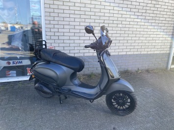 GAVE VESPA SPRINT S 45KM 4-T BROM MAT GRIJS BJ2016 9000KM