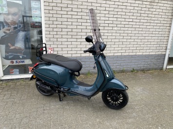 DIKKE SPECIAL VESPA SPRINT 45KM 4T OCEAN BLEU BJ2018 11000KM