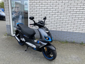 MOOIE PEUGEOT SPEEDFIGHT 4 BROM 45KM MAT GREY BJ2021 8000KM