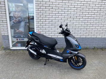 MOOIE PEUGEOT SPEEDFIGHT 4 BROM 45KM MAT GREY BJ2021 8000KM