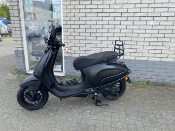 GAVE VESPA SPRINT S 45KM 4-TAKT BROM MAT BLACK 8000KM BJ2020