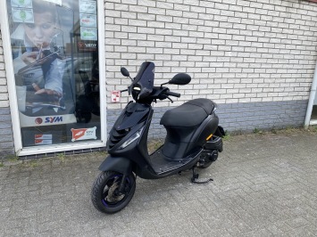 MOOIE PIAGGIO ZIP SP 45 4-TAKT MAT BLACK BROM BJ2019 8000KM