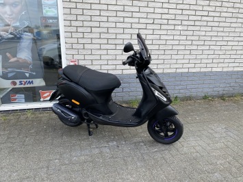 MOOIE PIAGGIO ZIP SP 45 4-TAKT MAT BLACK BROM BJ2019 8000KM
