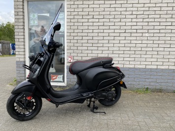 GAVE VESPA SPRINT S 45KM 4-TAKT BROM MAT BLACK 10.000KM BJ2022