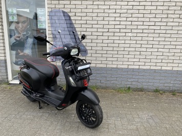 GAVE VESPA SPRINT S 45KM 4-TAKT BROM MAT BLACK 10.000KM BJ2022