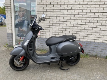 GAVE VESPA GTS 300 SUPER SPORT MAT GREY BJ2019 8000KM