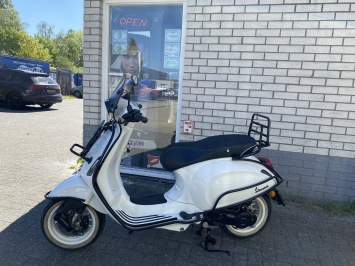 PRACHTIGE VESPA SPRINT S 45KM BROM BLACK ON WHITE BJ2025 9000KM