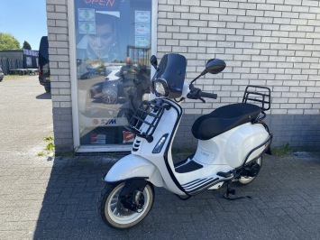 PRACHTIGE VESPA SPRINT S 45KM BROM BLACK ON WHITE BJ2025 9000KM