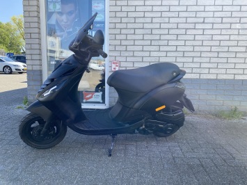 LEUKE PIAGGIO ZIP SP 45KM 4-T BROM MAT BLACK BJ2019 6000KM