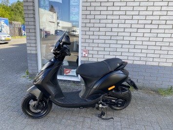 MOOIE PIAGGIO ZIP SP 45KM 4-T BROM MAT BLACK BJ2021 11000KM
