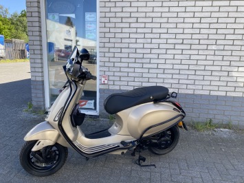 DIKKE VESPA SPRINT S 45KM BROM MAT GOLD BJ2021 8000KM