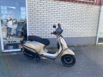 DIKKE VESPA SPRINT S 45KM BROM MAT GOLD BJ2021 8000KM