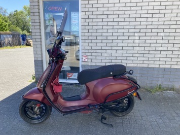 MOOIE VESPA SPRINT S 45KM BROM MAT ROOD BJ2018 8000KM
