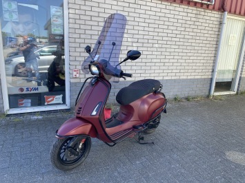 MOOIE VESPA SPRINT S 45KM BROM MAT ROOD BJ2018 8000KM