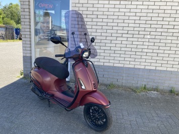 MOOIE VESPA SPRINT S 45KM BROM MAT ROOD BJ2018 8000KM